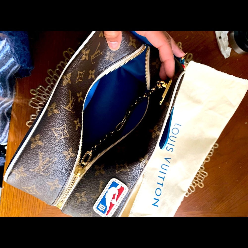 Gently used travel bag great for stylish travel , Great storage ,any necessities